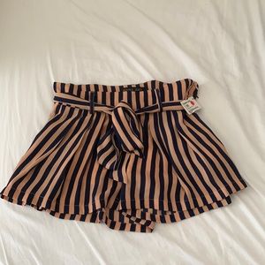 Cute lose shorts navy blue and tan striped (pockets)